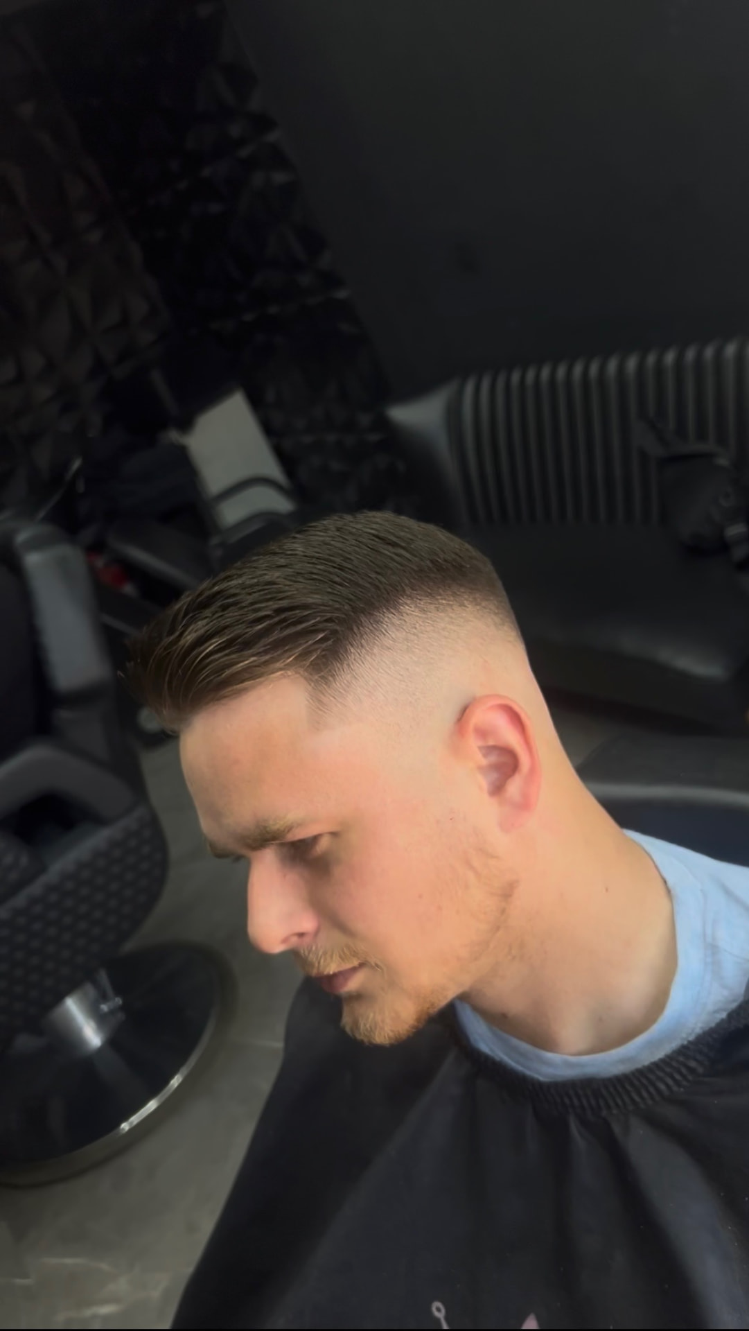 Klasszikus oldalválasztékos hajvágás skin fade-del