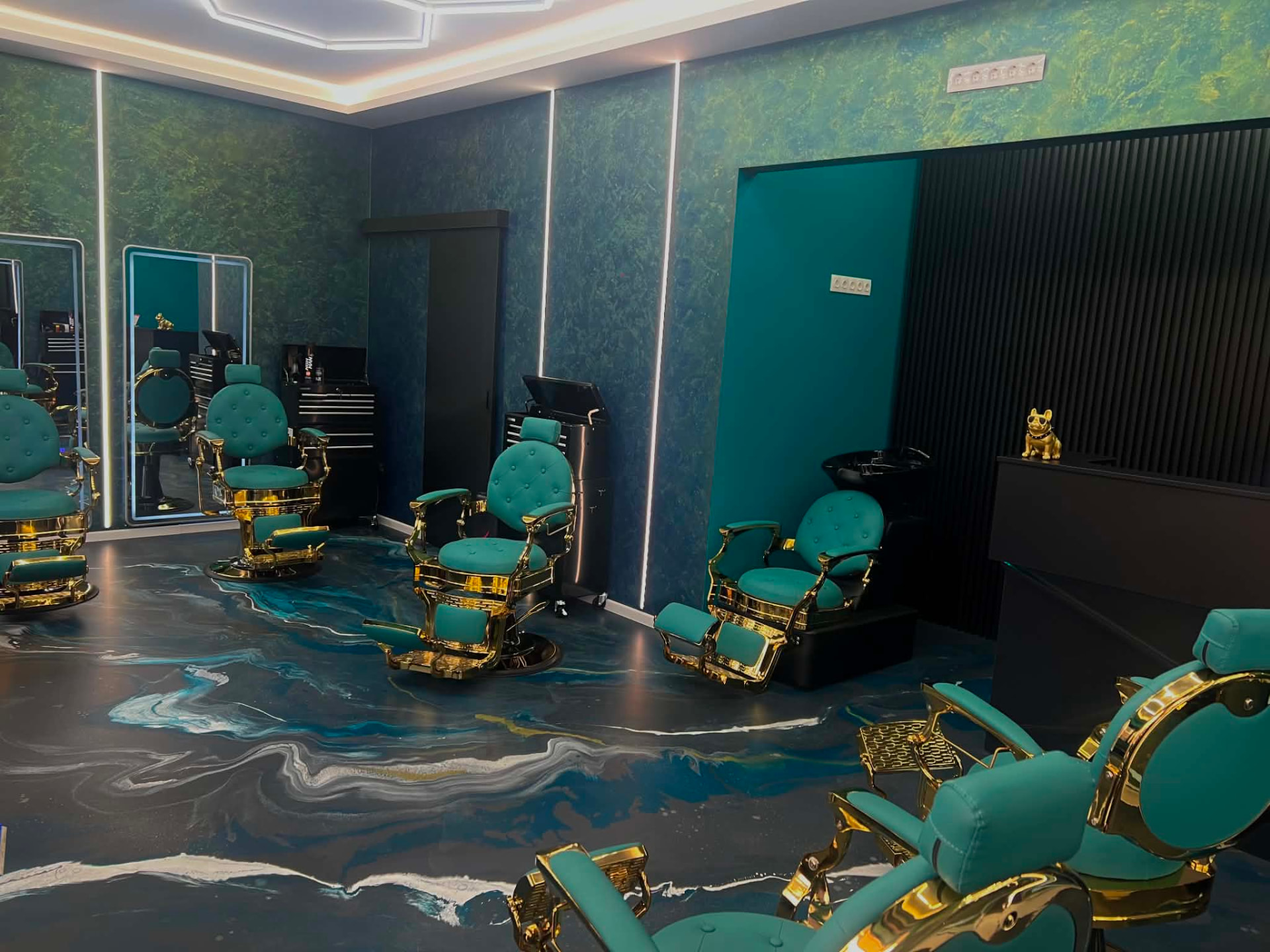 A Müller Cut Barbershop belső tere – tükör és arany részletek