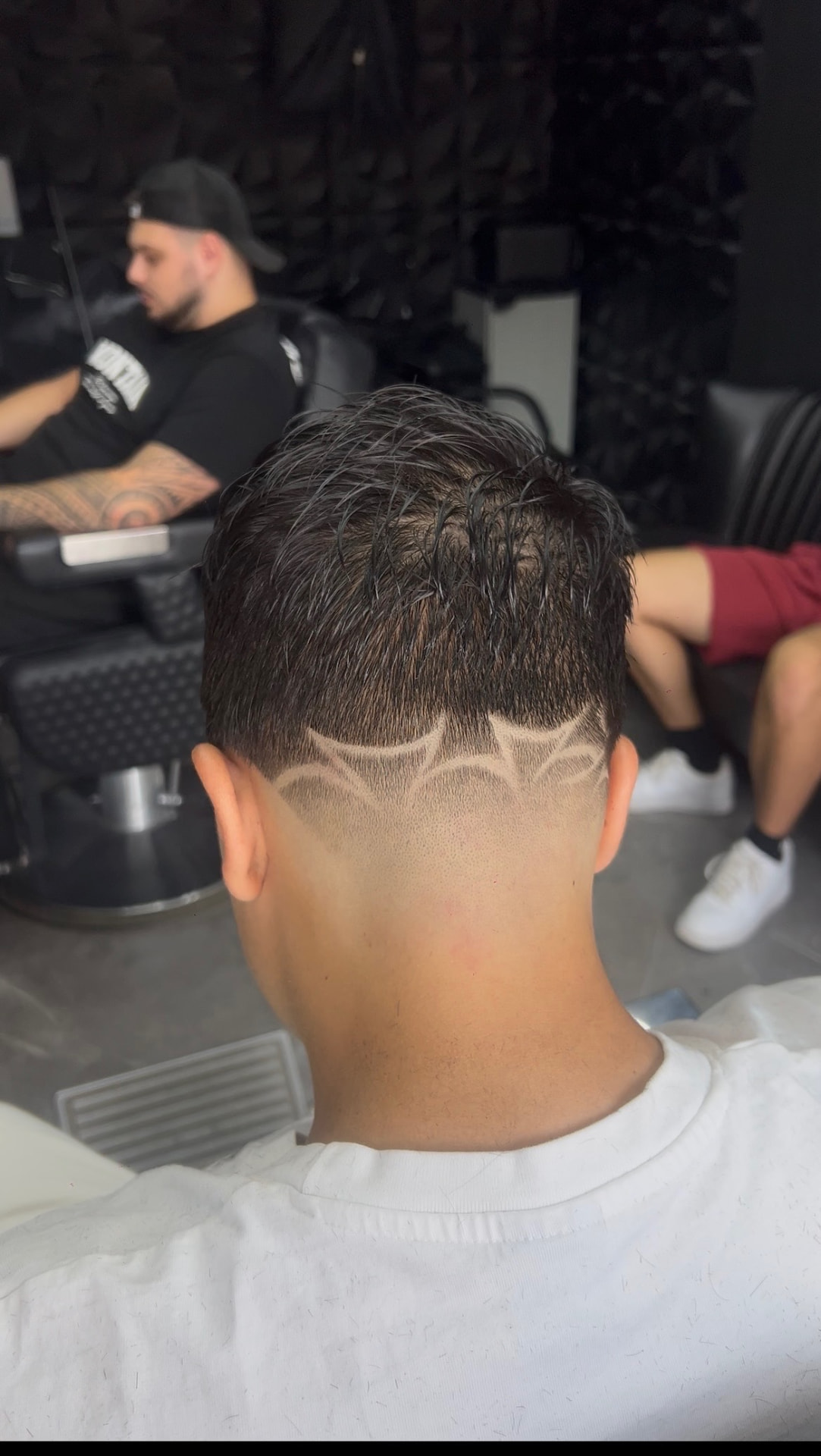 Precíz fade hajvágás mintával